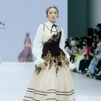 Inilah koleksi Ayu Dyah Andari yang terinspirasi gaya hidup Prancis abad 17 yang ditampilkan di Jakarta Fashion Week 2025, City Hall, Pondok Indah mall 3, Jakarta Selatan, Kamis [24/10/2024]. Foto: Mohammad Abduh/detikcom.
