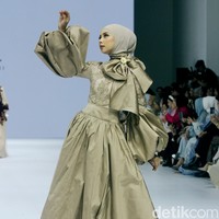 Inilah koleksi Ayu Dyah Andari yang terinspirasi gaya hidup Prancis abad 17 yang ditampilkan di Jakarta Fashion Week 2025, City Hall, Pondok Indah mall 3, Jakarta Selatan, Kamis [24/10/2024]. Foto: Mohammad Abduh/detikcom.