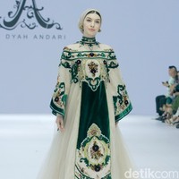 Inilah koleksi Ayu Dyah Andari yang terinspirasi gaya hidup Prancis abad 17 yang ditampilkan di Jakarta Fashion Week 2025, City Hall, Pondok Indah mall 3, Jakarta Selatan, Kamis [24/10/2024]. Foto: Mohammad Abduh/detikcom.
