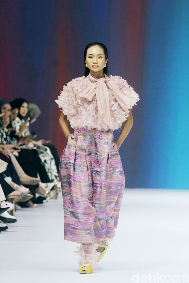 Inilah koleksi terbaru Artkea Colours di Jakarta Fashion Week 2025, City Hall, Pondok Indah mall 3, Jakarta Selatan, Kamis [24/10/2024]. Warna-warni busana dalam koleksi Artkea Colours, terinspirasi oleh pemandangan alam seperti aurora borealis, langit biru, dan saat-saat keemasan. Hadirlah busana dalam warna hijau muda, biru, emas, burgundy, pink, hingga palet netral. Foto: Mohammad Abduh/detikcom.