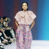 Inilah koleksi terbaru Artkea Colours di Jakarta Fashion Week 2025, City Hall, Pondok Indah mall 3, Jakarta Selatan, Kamis [24/10/2024]. Warna-warni busana dalam koleksi Artkea Colours, terinspirasi oleh pemandangan alam seperti aurora borealis, langit biru, dan saat-saat keemasan. Hadirlah busana dalam warna hijau muda, biru, emas, burgundy, pink, hingga palet netral. Foto: Mohammad Abduh/detikcom.