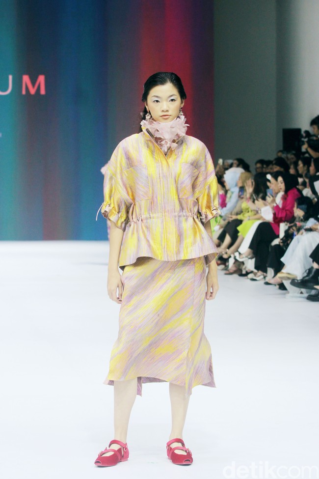Inilah koleksi terbaru Artkea Colours di Jakarta Fashion Week 2025, City Hall, Pondok Indah mall 3, Jakarta Selatan, Kamis [24/10/2024]. Warna-warni busana dalam koleksi Artkea Colours, terinspirasi oleh pemandangan alam seperti aurora borealis, langit biru, dan saat-saat keemasan. Hadirlah busana dalam warna hijau muda, biru, emas, burgundy, pink, hingga palet netral. Foto: Mohammad Abduh/detikcom.