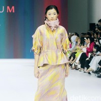 Inilah koleksi terbaru Artkea Colours di Jakarta Fashion Week 2025, City Hall, Pondok Indah mall 3, Jakarta Selatan, Kamis [24/10/2024]. Warna-warni busana dalam koleksi Artkea Colours, terinspirasi oleh pemandangan alam seperti aurora borealis, langit biru, dan saat-saat keemasan. Hadirlah busana dalam warna hijau muda, biru, emas, burgundy, pink, hingga palet netral. Foto: Mohammad Abduh/detikcom.