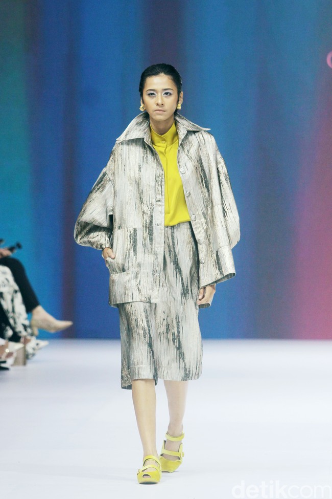 Inilah koleksi terbaru Artkea Colours di Jakarta Fashion Week 2025, City Hall, Pondok Indah mall 3, Jakarta Selatan, Kamis [24/10/2024]. Warna-warni busana dalam koleksi Artkea Colours, terinspirasi oleh pemandangan alam seperti aurora borealis, langit biru, dan saat-saat keemasan. Hadirlah busana dalam warna hijau muda, biru, emas, burgundy, pink, hingga palet netral.  Foto: Mohammad Abduh/detikcom.