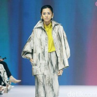 Inilah koleksi terbaru Artkea Colours di Jakarta Fashion Week 2025, City Hall, Pondok Indah mall 3, Jakarta Selatan, Kamis [24/10/2024]. Warna-warni busana dalam koleksi Artkea Colours, terinspirasi oleh pemandangan alam seperti aurora borealis, langit biru, dan saat-saat keemasan. Hadirlah busana dalam warna hijau muda, biru, emas, burgundy, pink, hingga palet netral.  Foto: Mohammad Abduh/detikcom.