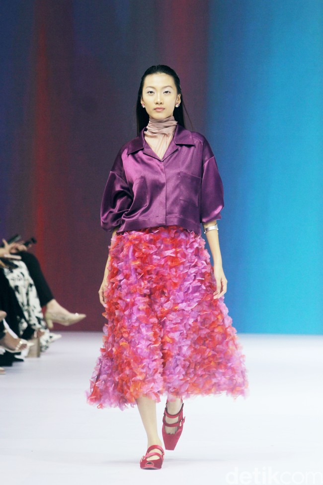 Inilah koleksi terbaru Artkea Colours di Jakarta Fashion Week 2025, City Hall, Pondok Indah mall 3, Jakarta Selatan, Kamis [24/10/2024]. Warna-warni busana dalam koleksi Artkea Colours, terinspirasi oleh pemandangan alam seperti aurora borealis, langit biru, dan saat-saat keemasan. Hadirlah busana dalam warna hijau muda, biru, emas, burgundy, pink, hingga palet netral. Foto: Mohammad Abduh/detikcom.