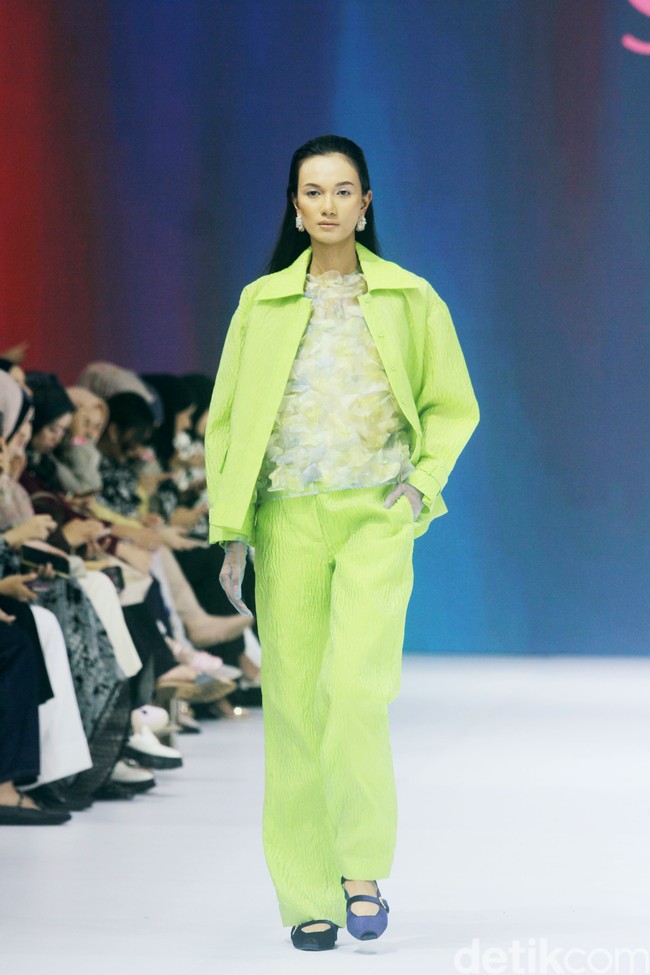 Inilah koleksi terbaru Artkea Colours di Jakarta Fashion Week 2025, City Hall, Pondok Indah mall 3, Jakarta Selatan, Kamis [24/10/2024]. Warna-warni busana dalam koleksi Artkea Colours, terinspirasi oleh pemandangan alam seperti aurora borealis, langit biru, dan saat-saat keemasan. Hadirlah busana dalam warna hijau muda, biru, emas, burgundy, pink, hingga palet netral.  Foto: Mohammad Abduh/detikcom.