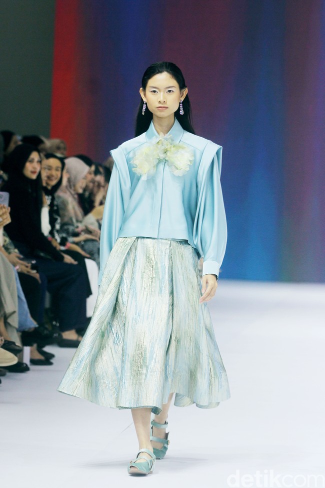 Inilah koleksi terbaru Artkea Colours di Jakarta Fashion Week 2025, City Hall, Pondok Indah mall 3, Jakarta Selatan, Kamis [24/10/2024]. Warna-warni busana dalam koleksi Artkea Colours, terinspirasi oleh pemandangan alam seperti aurora borealis, langit biru, dan saat-saat keemasan. Hadirlah busana dalam warna hijau muda, biru, emas, burgundy, pink, hingga palet netral.  Foto: Mohammad Abduh/detikcom.