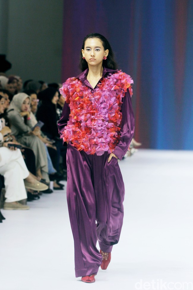 Inilah koleksi terbaru Artkea Colours di Jakarta Fashion Week 2025, City Hall, Pondok Indah mall 3, Jakarta Selatan, Kamis [24/10/2024]. Warna-warni busana dalam koleksi Artkea Colours, terinspirasi oleh pemandangan alam seperti aurora borealis, langit biru, dan saat-saat keemasan. Hadirlah busana dalam warna hijau muda, biru, emas, burgundy, pink, hingga palet netral.  Foto: Mohammad Abduh/detikcom.