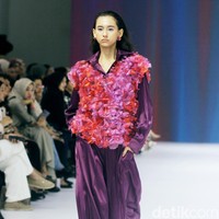 Inilah koleksi terbaru Artkea Colours di Jakarta Fashion Week 2025, City Hall, Pondok Indah mall 3, Jakarta Selatan, Kamis [24/10/2024]. Warna-warni busana dalam koleksi Artkea Colours, terinspirasi oleh pemandangan alam seperti aurora borealis, langit biru, dan saat-saat keemasan. Hadirlah busana dalam warna hijau muda, biru, emas, burgundy, pink, hingga palet netral.  Foto: Mohammad Abduh/detikcom.