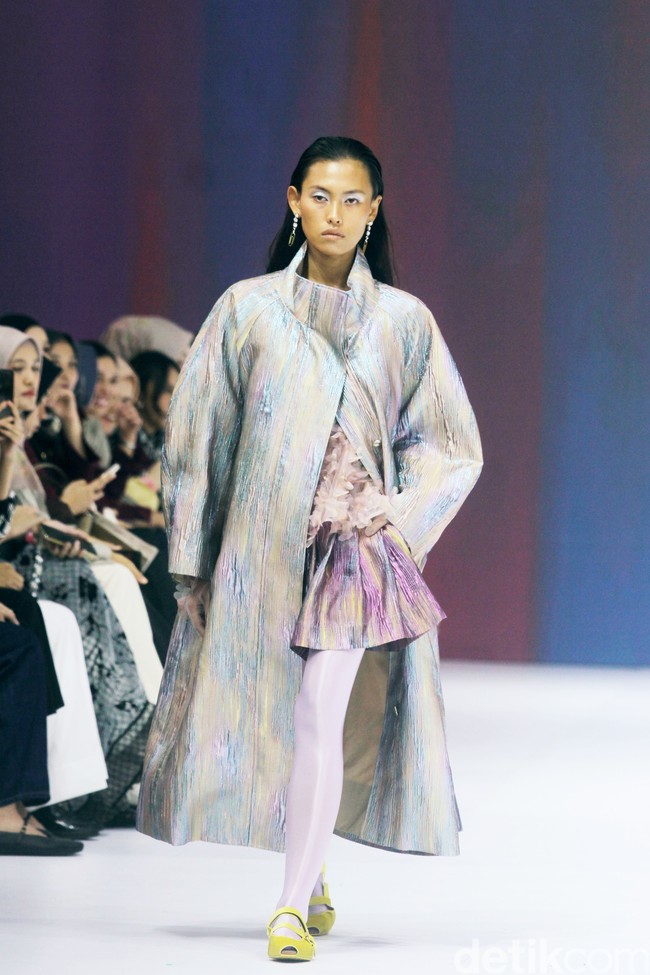 Inilah koleksi terbaru Artkea Colours di Jakarta Fashion Week 2025, City Hall, Pondok Indah mall 3, Jakarta Selatan, Kamis [24/10/2024]. Warna-warni busana dalam koleksi Artkea Colours, terinspirasi oleh pemandangan alam seperti aurora borealis, langit biru, dan saat-saat keemasan. Hadirlah busana dalam warna hijau muda, biru, emas, burgundy, pink, hingga palet netral.  Foto: Mohammad Abduh/detikcom.