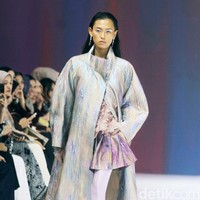 Inilah koleksi terbaru Artkea Colours di Jakarta Fashion Week 2025, City Hall, Pondok Indah mall 3, Jakarta Selatan, Kamis [24/10/2024]. Warna-warni busana dalam koleksi Artkea Colours, terinspirasi oleh pemandangan alam seperti aurora borealis, langit biru, dan saat-saat keemasan. Hadirlah busana dalam warna hijau muda, biru, emas, burgundy, pink, hingga palet netral.  Foto: Mohammad Abduh/detikcom.