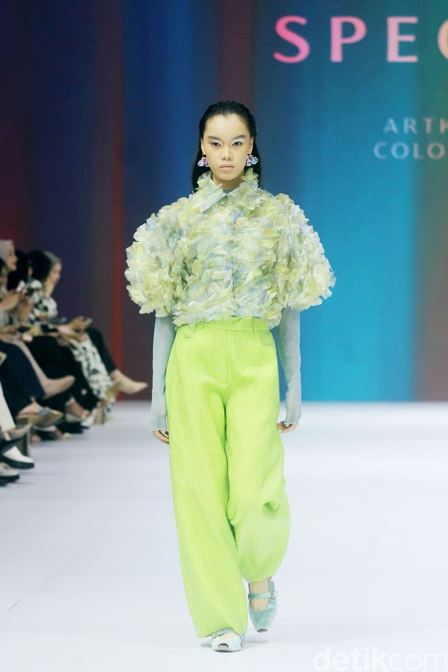 Inilah koleksi terbaru Artkea Colours di Jakarta Fashion Week 2025, City Hall, Pondok Indah mall 3, Jakarta Selatan, Kamis [24/10/2024]. Warna-warni busana dalam koleksi Artkea Colours, terinspirasi oleh pemandangan alam seperti aurora borealis, langit biru, dan saat-saat keemasan. Hadirlah busana dalam warna hijau muda, biru, emas, burgundy, pink, hingga palet netral.  Foto: Mohammad Abduh/detikcom.