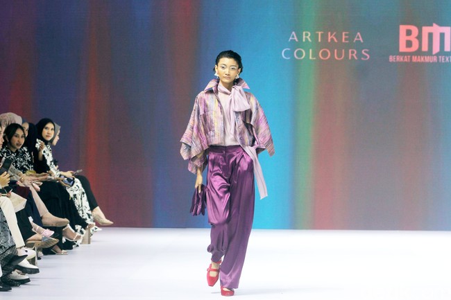 Inilah koleksi terbaru Artkea Colours di Jakarta Fashion Week 2025, City Hall, Pondok Indah mall 3, Jakarta Selatan, Kamis [24/10/2024]. Warna-warni busana dalam koleksi Artkea Colours, terinspirasi oleh pemandangan alam seperti aurora borealis, langit biru, dan saat-saat keemasan. Hadirlah busana dalam warna hijau muda, biru, emas, burgundy, pink, hingga palet netral. Foto: Mohammad Abduh/detikcom.