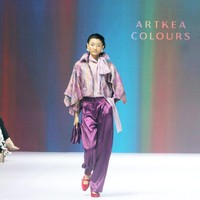 Inilah koleksi terbaru Artkea Colours di Jakarta Fashion Week 2025, City Hall, Pondok Indah mall 3, Jakarta Selatan, Kamis [24/10/2024]. Warna-warni busana dalam koleksi Artkea Colours, terinspirasi oleh pemandangan alam seperti aurora borealis, langit biru, dan saat-saat keemasan. Hadirlah busana dalam warna hijau muda, biru, emas, burgundy, pink, hingga palet netral. Foto: Mohammad Abduh/detikcom.