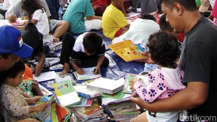 Dengan semangat menjauhkan anak-anak dari ketergantungan pada gadget, serta menumbuhkan minat literasi melalui kegiatan belajar dan bermain di ruang terbuka, Komunitas Literasi Remaja sebuah komunitas yang dikelola oleh sekumpulan remaja di Kecamatan Tambun Selatan, Kabupaten Bekasi, telah aktif menyebarkan akses literasi sejak berdirinya pada 3 Oktober 2021.