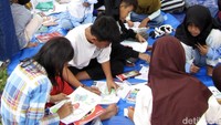 Kegiatan edukatif ini rutin dilakukan setiap akhir pekan di lokasi berbeda dengan tujuan menjangkau anak-anak yang ingin belajar sambil bermain di hari libur.
