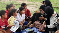 Komunitas Literasi Remaja mengajak anak-anak membaca di Taman Puri Cendana, Tambun Selatan, Bekasi, Minggu (10/11/2024).