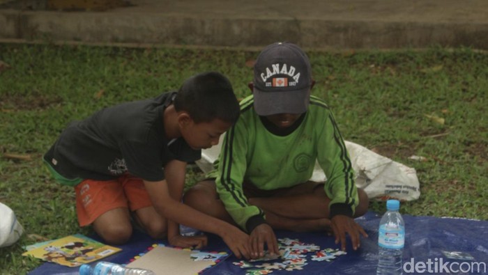 Komunitas Literasi Remaja Tambun Selatan mengajak anak-anak membaca bersama-sama di Taman Puri Cendana.