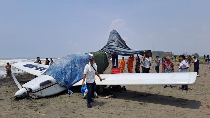 Kondisi pesawat latih yang mendarat darurat di Pantai Cemara Sewu, Desa Karangbenda, Kecamatan Adipala, Kabupaten Cilacap, Senin (11/11/2024).