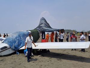 Pesawat Latih Mendarat Darurat di Pantai Cemara Sewu Cilacap