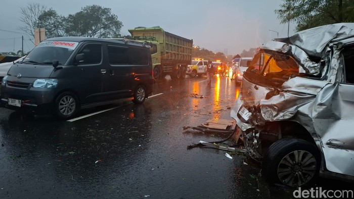 Kondisi TKP tabrakan beruntun di Tol Cipularang