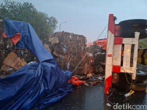 Proses Evakuasi Kecelakaan Beruntun di Tol Cipularang Masih Berlangsung