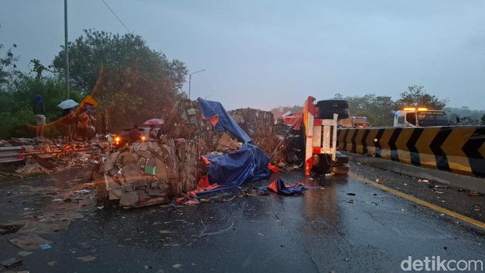Kondisi TKP tabrakan beruntun di Tol Cipularang