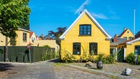 Denmark terkenal dengan konsep hygge, yakni kebahagiaan dalam hal-hal sederhana, yang juga tercermin dalam budaya kerjanya. Jam kerja umumnya selesai pukul 4 sore, dan ada fokus besar pada efisiensi serta waktu berkualitas bersama keluarga. Negara ini juga memiliki sistem perawatan anak dan pendidikan yang kuat. Getty Images/jeancliclac