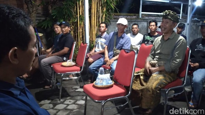 Krama Subak Tabu Merta mesadu ke rumah pemenangan Nyoman Sutjidra-Gede Supriatna di Lingkungan Banyuasri, Kecamatan Buleleng, Minggu (10/11/2024) malam. (Made Wijaya Kusuma)