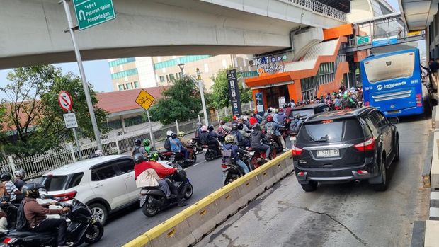 Macet di Jalan MT Haryono Arah Pancoran
