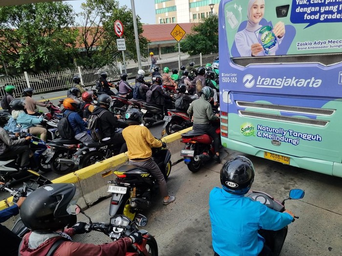 Macet di Jalan MT Haryono Arah Pancoran