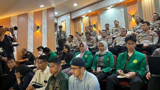 Mahasiswa memantau rapat Komisi III DPR RI bersama Kapolri
