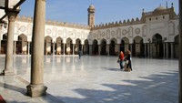 Desain bangunan Masjid Al-Azhar dibuat oleh Jauhar as-Seqeli. Gaya arsitektur masjid ini berpengaruh para dinasti dan kontribusi mereka selama berabad-abad setelahnya. Masjid ini direnovasi dan diperluas beberapa kali selama era Fatimiyah. Foto: Getty Images/iStockphoto/anooh