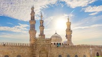 Masjid Al-Azhar dibangun pada 970 M atas perintah Khalifah al-Muiz Lidinillah. Pada masa itu, Masjid Al-Azhar berfungsi sebagai tempat ibadah sekaligus menjadi tempat melakukan propaganda ajaran syiah dan lambang kepemimpinan keagamaan Islam.Foto: Getty Images/iStockphoto/anooh