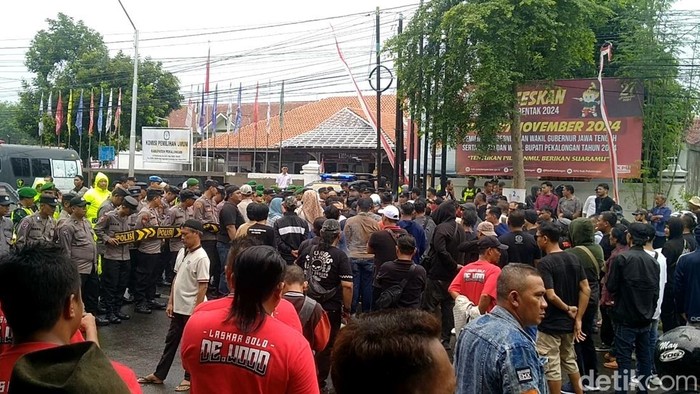Massa melakukan demo di depan Kantor KPU Pekalongan, Senin (11/11/2024).