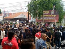 Massa Geruduk KPU Pekalongan Buntut Ricuh Saat Pendaftaran-Debat Pilkada