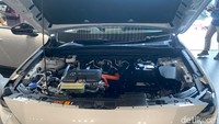 Soal dapur pacunya, Mazda MX-30 dibekali motor listrik e-SkyActiv dengan baterai kapasitas 35,5 kWh yang dapat menempuh jarak 200 km (WLTP) dalam satu kali pengecasan penuh. Motor listrik yang diusung oleh mobil ini diklaim bertenaga 145 PS pada 4.500 hingga 11.000 rpm dan torsi 271 Nm pada 0 hingga 3.243 rpm. Foto: Ridwan Arifin