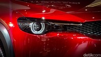Sebagai mobil yang pernah menyandang status paling cantik, crossover listrik MX-30 punya tampilan fascia Kodo yang jadi ikon Mazda saat ini. Foto: Ridwan Arifin