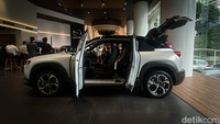 MX-30 juga memiliki desain yang kompak, dengan bentuk pintu ala mobil sport ikonik, RX-8. Begini penampakan suicide door. Foto: Ridwan Arifin