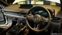 Masuk ke dalam interior hadirnya fitur Mazda Connect yang didukung layar 10.25-inci Mazda Connect Display. Layar yang tampak modern ini bakal menambah sisi premium serta kenyamanan pengendara dalam mengakses fitur-fitur di Mazda MX-30. Dari segi hiburan, pemilik akan dimanjakan 12 audio premium speaker lansiran Bose. Foto: Ridwan Arifin