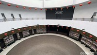 Lantai kedua berfungsi sebagai Museum Tionghoa Indonesia dan terbagi dalam beberapa tujuh ruangan, pada ruangan pertama menceritakan sejarah kedatangan orang Tionghoa ke Nusantara, sementara ruangan kedua memamerkan foto-foto yang menggambarkan profesi orang Tionghoa pada masa kolonial. Ruangan ketiga, disebut Ruang Merah Putih, menyajikan foto-foto serta penjelasan tentang tokoh-tokoh Tionghoa yang berjasa bagi bangsa. Ruangan keempat menggambarkan peran orang Tionghoa di wilayah-wilayah seperti Aceh, Kalimantan Barat, Tangerang, Bangka Belitung, dan lainnya. Ruangan kelima dan keenam mengisahkan perjalanan hidup Tjong Yong Hian dan Tjong Yao Hian (Medan), serta menampilkan kesenian Tionghoa seperti opera, potehi, wayang kulit, dan gambang kromong. Ruangan ketujuh orang Tionghoa dalam perfilman, batik, dan kuliner Indonesia.