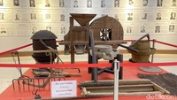 Di lantai ketiga, museum ini juga memiliki tujuh ruangan yang memberikan wawasan tentang sejarah migrasi, kebudayaan Hakka. Di sini, dipamerkan peralatan asli yang digunakan dalam pertanian, serta koleksi barang-barang seperti alat obat-obatan tradisional, jamu, kebaya peranakan Tionghoa, kamar pengantin Tionghoa, set kursi, sepeda, dan peralatan pertambanga maupun miniatur rumah orang hakka. Setiap ruangan memberikan perspektif mendalam tentang peran dan kontribusi komunitas Hakka serta Tionghoa di Indonesia, menjadikan museum ini sebagai pusat edukasi dan penghargaan budaya yang penting.
