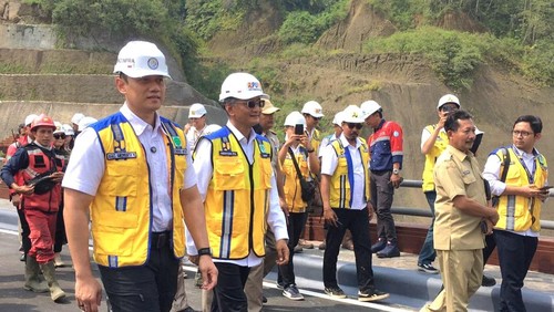 Menko Bidang Infrastruktur dan Pembangunan, Agus Harimurti Yudhoyono (AHY), didampingi Menteri Pekerjaan Umum, Dody Hanggodo, mengecek pembangunan Bendungan Sidan, Gianyar,  Senin (11/11/2024) (Putu Krista/detikBali)