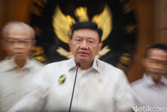 Menteri Koordinator Politik dan Keamanan (Menko Polkam) Budi Gunawan rapat bersama Komisi Kepolisian Nasional (Kompolnas). BG menjelaskan perlu pembenahan keorganisasian Kompolnas.