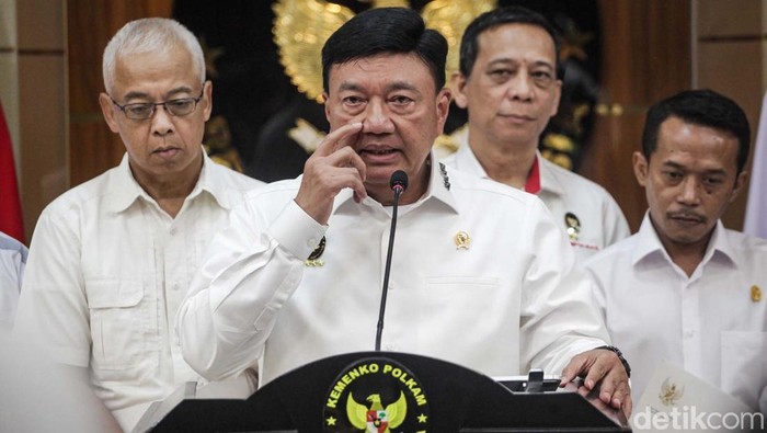 Menteri Koordinator Politik dan Keamanan (Menko Polkam) Budi Gunawan rapat bersama Komisi Kepolisian Nasional (Kompolnas). BG menjelaskan perlu pembenahan keorganisasian Kompolnas.