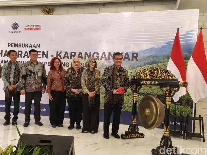 Menteri Ketenagakerjaan Yassierli membuka acara Pekan Wirausaha Sragen-Karanganyar di gedung MABES Convention Center (MCC) Kabupaten Karanganyar, Jawa Tengah, Senin (11/11/2024).