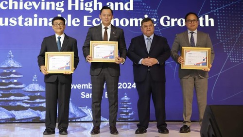 Menteri Koordinator Bidang Infrastruktur dan Pembangunan Kewilayahan (IPK) Agus Harimurti Yudhoyono bersama Plt Kepala  BPKP Muhammad Yusuf Ateh saat menghadiri acara Accelerating Natuonal Development Risk Management Implementation Forum 2024 di The Meru Sanur, Denpasar, Senin (11/11/2024). (Foto: Humas Kemenko IPK)