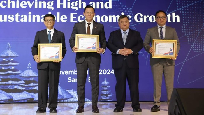 Menteri Koordinator Bidang Infrastruktur dan Pembangunan Kewilayahan (IPK) Agus Harimurti Yudhoyono bareng  Plt Kepala  BPKP Muhammad Yusuf Ateh dikala menghadiri jadwal Accelerating Natuonal Development Risk Management Implementation Forum 2024 di The Meru Sanur, Denpasar, Senin (11/11/2024). (Foto: Humas Kemenko IPK)