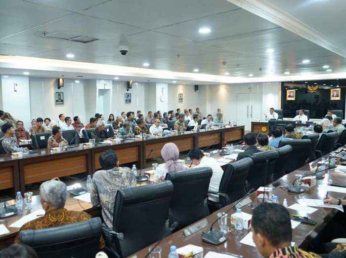 Menteri Pertanian (Mentan) Andi Amran Sulaiman berhasil memediasi peternak sapi perah dan industri pengolahan susu.